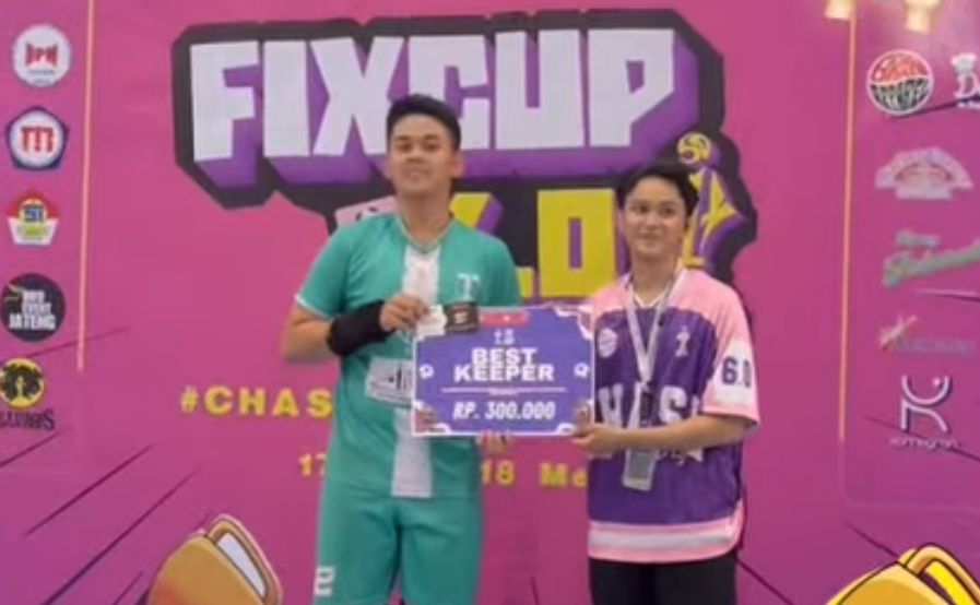 Penyerahan Hadiah Best Keeper kepada Gilang - SMAN 6 Semarang